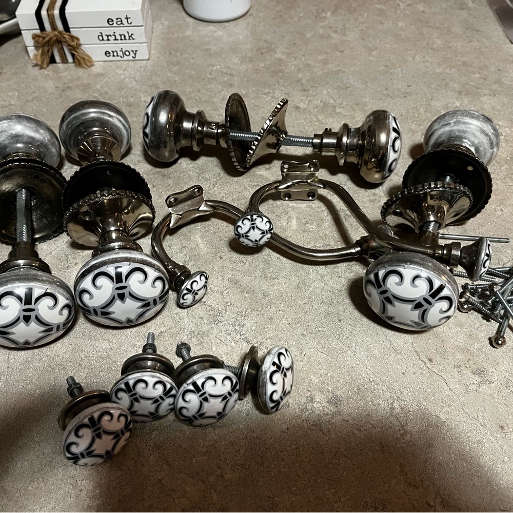 4 ceramic door knobs 2 ceramic hanging for towels . 4 cabinet knobs